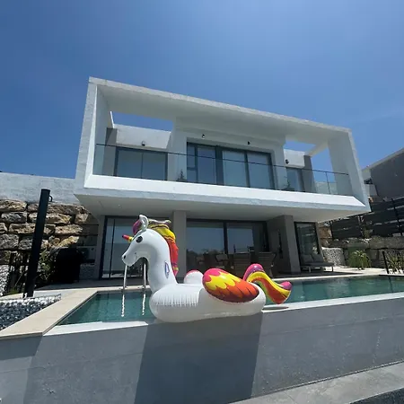 Casa M2 And Marbella Getaway-sleeps 10 Estepona