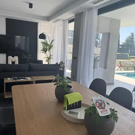 Casa M2 And Marbella Getaway-sleeps 10 * Estepona